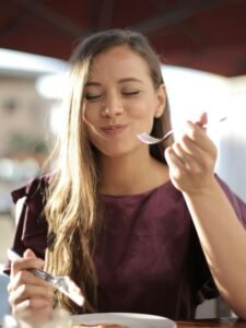 solo-female-travel-dining