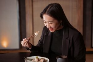 solo-female-travel-dining