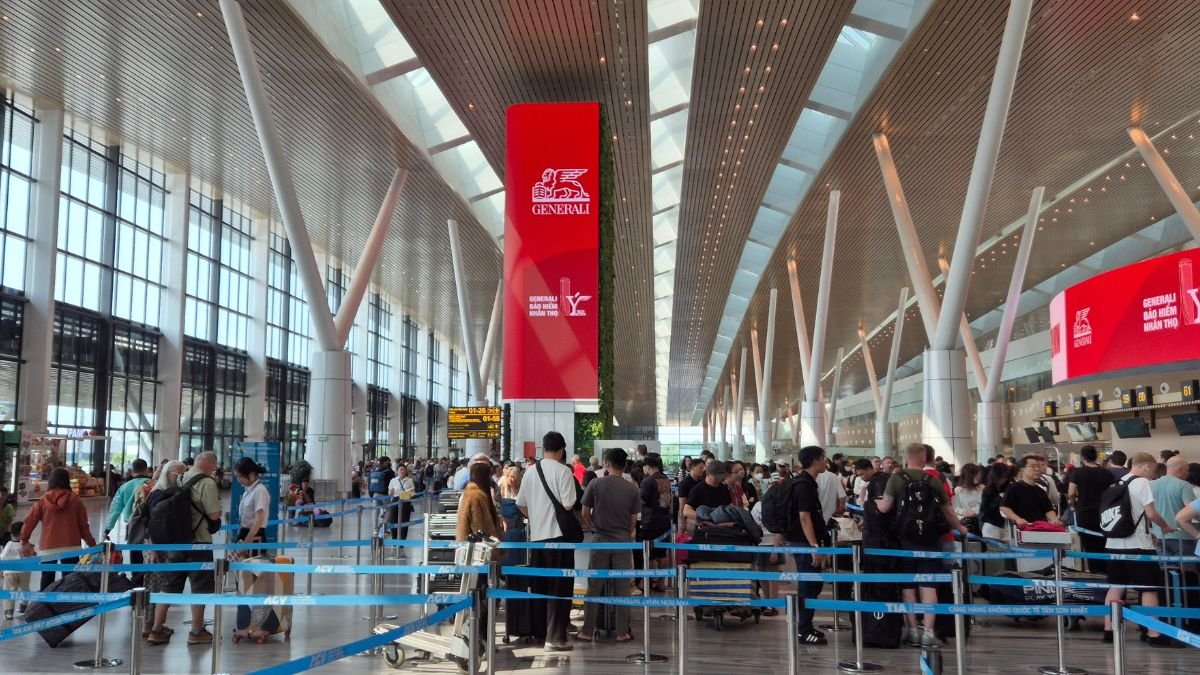 Busy airport First 24 hours of solo travel