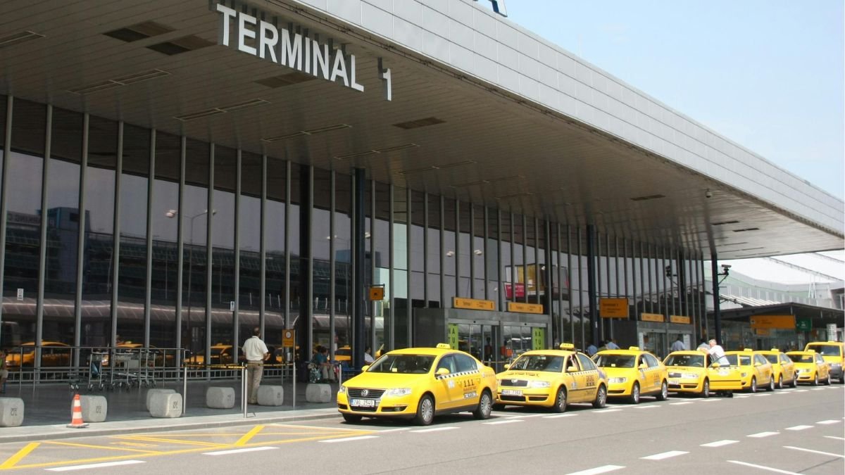 airport-taxi-rank-daytime-arrival-terminal Taxi queue outside an airport terminal during daytime arrival