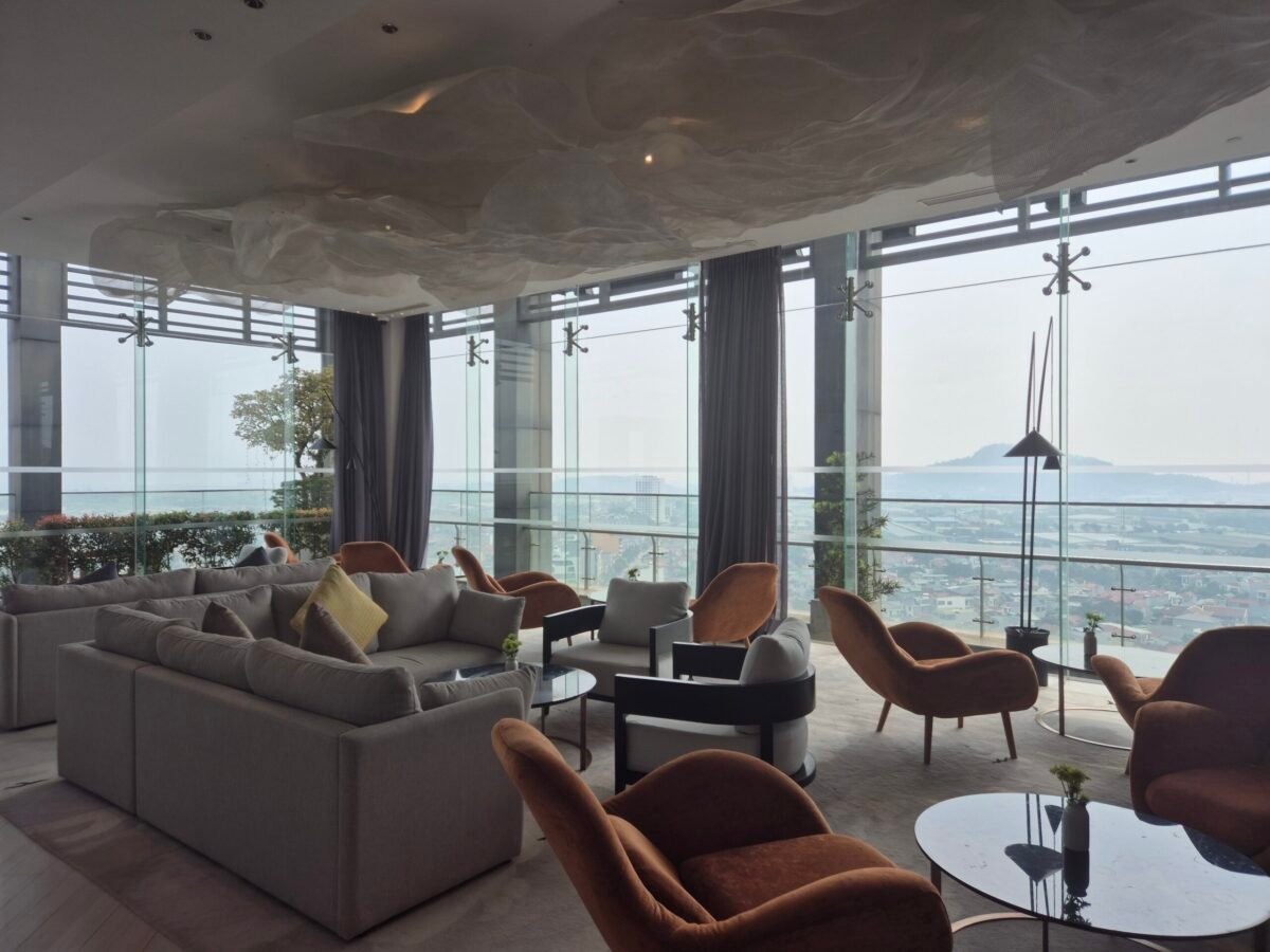 hotel-lounge-live-in-hotels-system modern club lounge with city and mountain view live in hotels