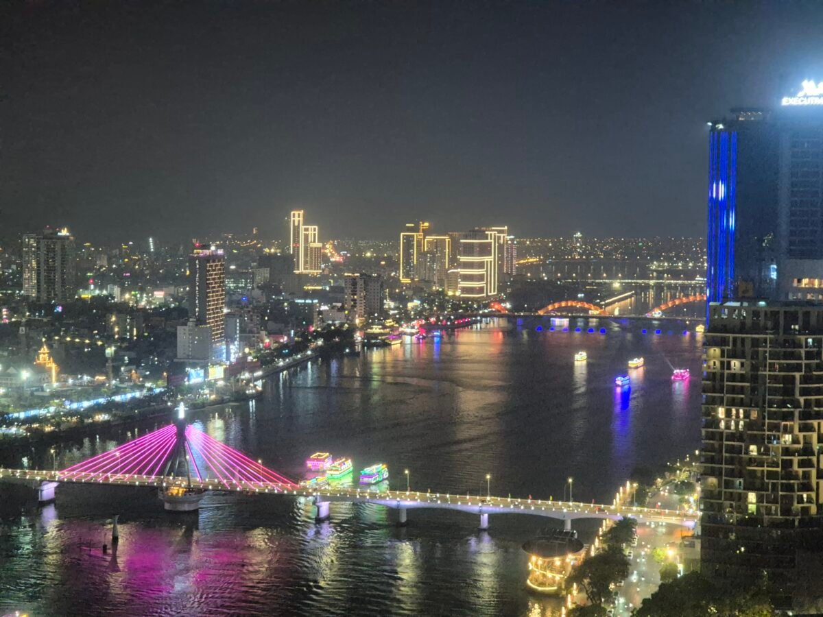 da-nang-han-river-night-dragon-bridge Da Nang skyline at night, with the pink cable-stayed Song Han Bridge in the foreground and the lit Dragon Bridge spanning the river beyond it